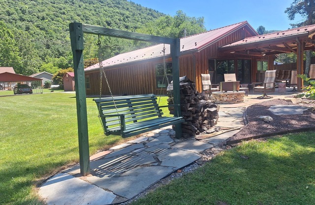 Deep Water Retreat - Great location directly on Big Pine Creek with trail access