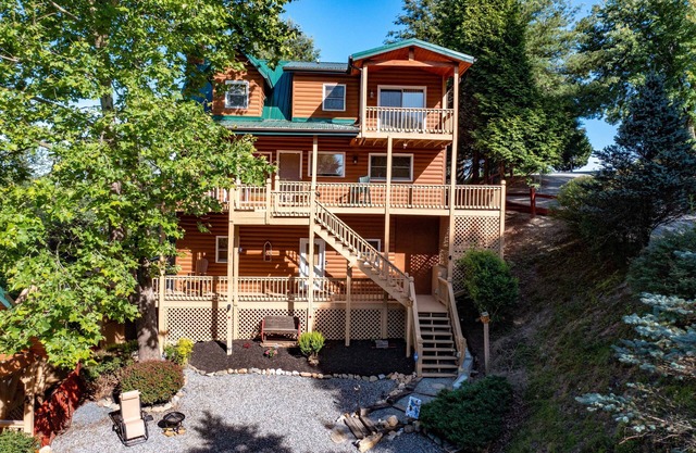 Deer Crossing Cabin-Gorgeous Mountain-Valley Views, 14 mi. To Main St,Sparta, NC