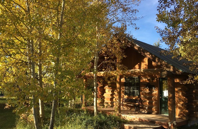 “Deer” Log Cabin with 2Q Log Beds, Bath and Kitchenette