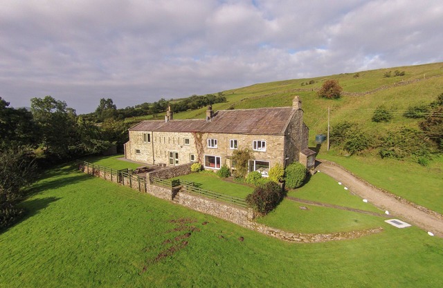 DEERCLOSE WEST FARMHOUSE, pet friendly, with open fire in Horsehouse
