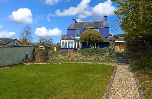 Delightful 6 Bedroom Cottage with Log Burner & Great Views