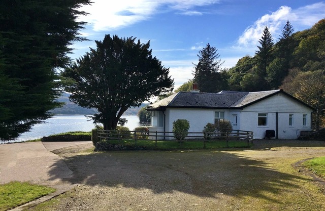 Delightful Cottage in a Stunning Private Waterfront Location.