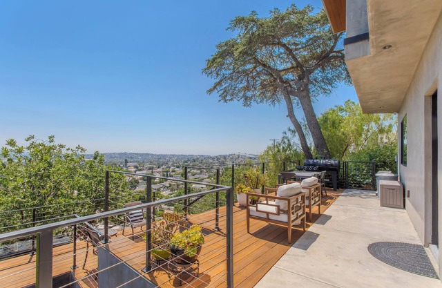 Delightful One bedroom house with Hillside view in vibrant Los Angeles