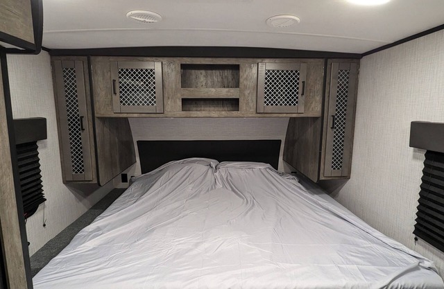 Delightful RV with AC in Palmdale