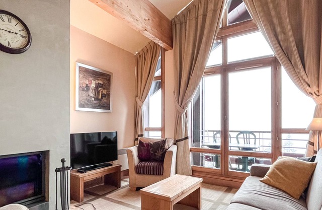 Delightful South facing 2-bed apartment with fireplace