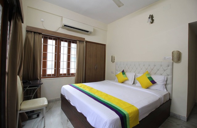 Deluxe AC Room w/Balcony at Anamitra Guest House #2