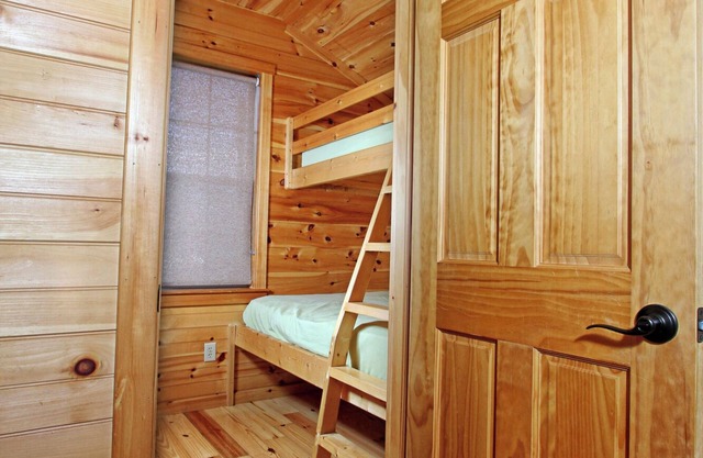 Deluxe Cabin 71 w/4 Beds