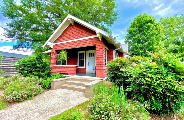 Deluxe Downtown Bungalow - fenced in yard, pet friendly.