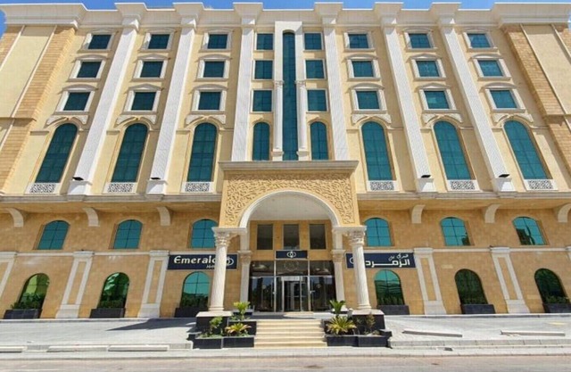 Deluxe King Haven Elegant Emerald Stay