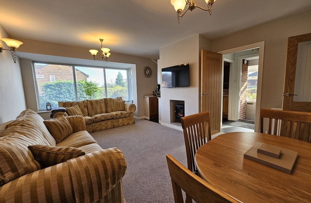 Deluxe - Robin Royd Croft, Mirfield,