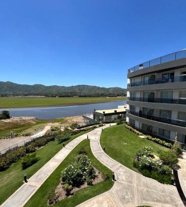 departamento complejo Veneto Village vista al lago