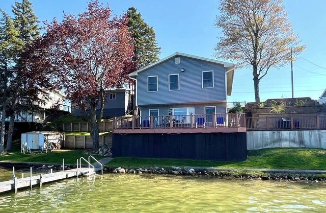 Derby Dreams lake house - private lake frontage!