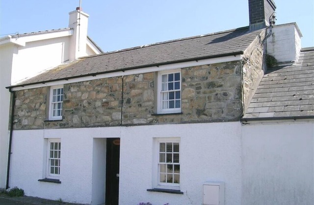 DERLWYN, pet friendly, with open fire in Newport, Pembrokeshire