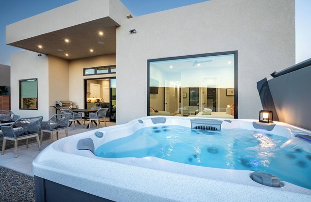 Desert Dreaming 2 Bedroom, Den, Pet Friendly, Hot Tub EV Charger