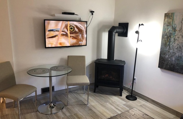 Designer 1-bedroom Suite, Full Kitchen across from University of Victoria