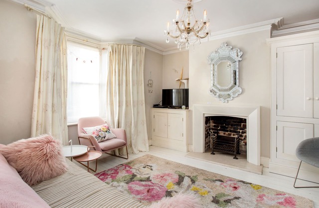 Designer's Town House quiet street, in city centre 2 on street parking permits