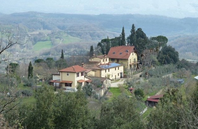 detached house in the small hamlet of 4 buildings in the Tuscan countryside at com