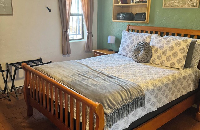 Detached 1BR Guest House, near UA, private patio and 2-person jacuzzi.
