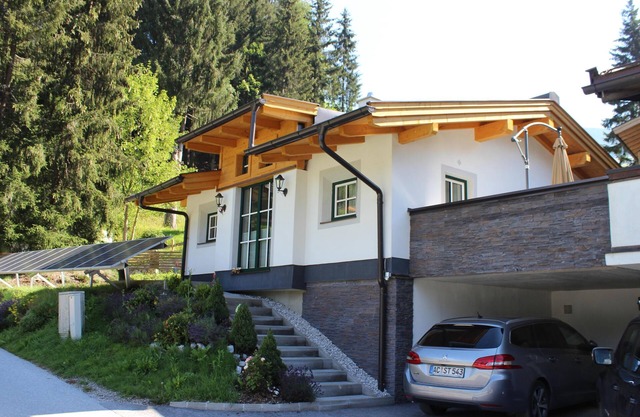 Detached chalet with private carport
