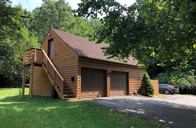 Detached Garage Apartment With Private Entrance, Hi Speed FIOS, Safe Location