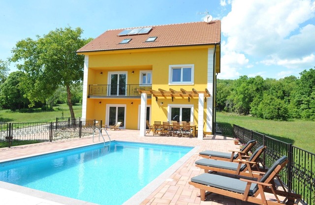 DETACHED HOLIDAY HOME WITH SWIMMING POOL FOR UP TO 10 PERSONS