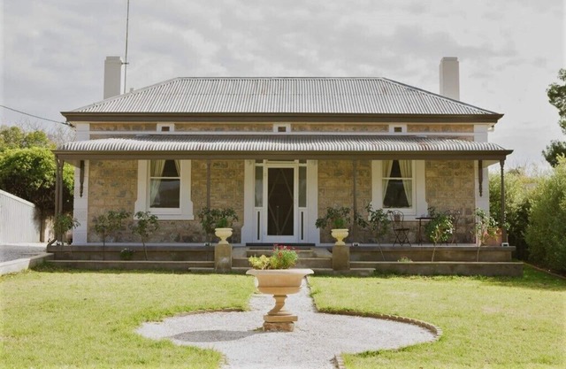Devitt on French is a quiet, romantic stone cottage in Angaston, Barossa Valley