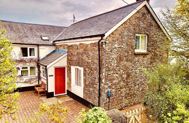 Devon Hideaway: Historic Barn, Jacuzzi & Expansive Exmoor Views