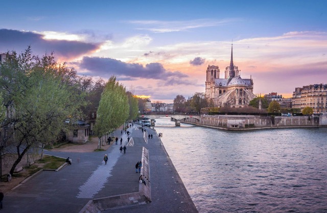 DIRECT VIEWS OF NOTRE DAME, OVERLOOKING THE SEINE AT QUAI DE LA TOURNELLE