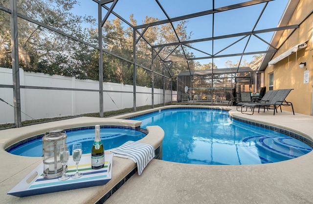 Disney home- Private Pool&Hot Tub! 4b/3ba, 7 beds! Close to all the parks!