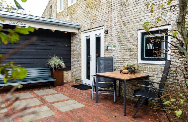 Dit Eiland is a modern studio on the edge of the village Hollum.