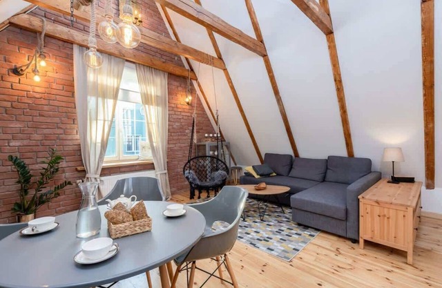 Długa 79/80 | Large Apartment on the Gdańsk Market