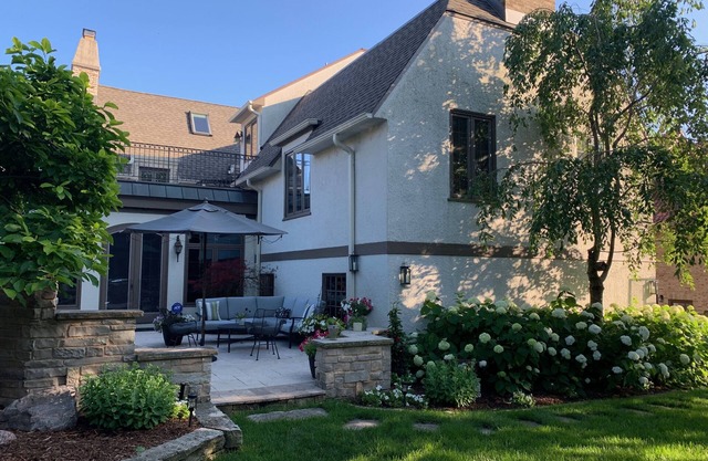 DNC: Remodeled English Tudor 1 block from Lake Michigan & minutes from downtown