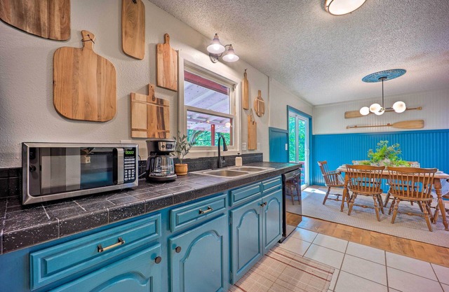 Dog-friendly Bella Vista Home w/Grill + Deck