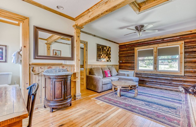 Dog-friendly cabin near White Salmon River with mtn views, WiFi, courtyard, AC