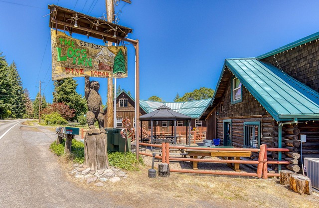 Dog-friendly cabins with partial ACs, courtyard access, mtn/valley views, & WiFi