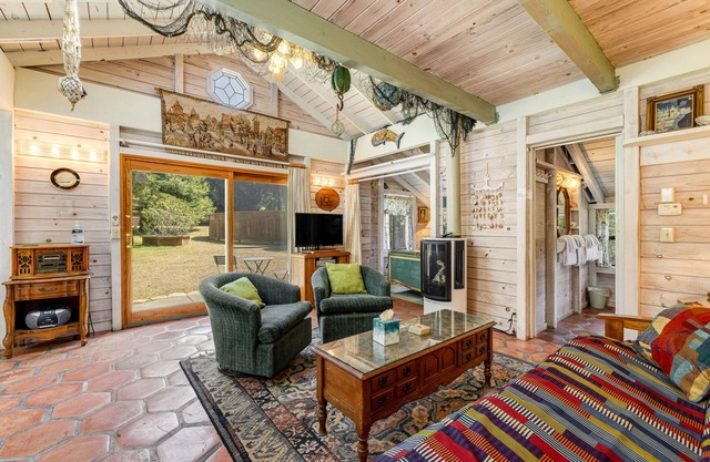 Dog-friendly cabin with park & beach access - fireplace & firepit