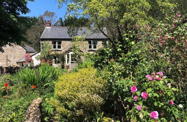 Dog friendly cottage w/woodland & lake @coskewis