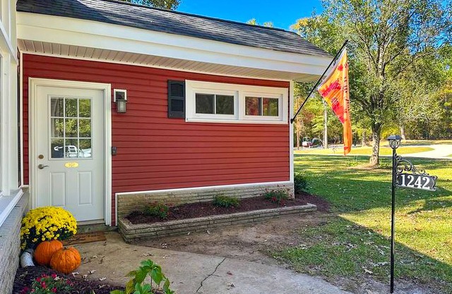 Dog friendly home on Cedar Pines Lake/close to downtown Lancaster