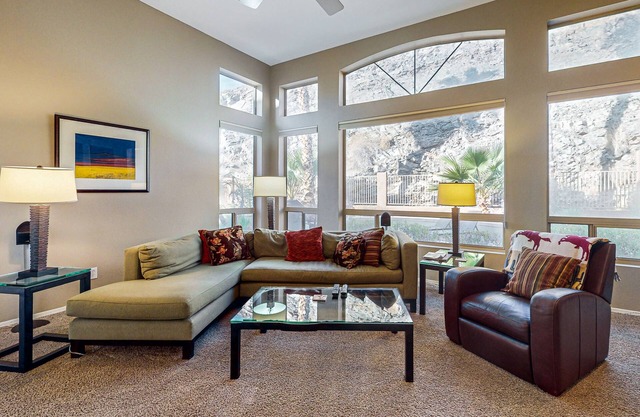Dog-friendly home w/outdoor pool & firepit, near the top of South Mountain