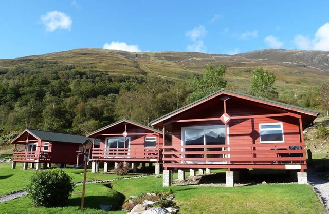 Dog-friendly lochside chalet with balcony, stunning mountain views!