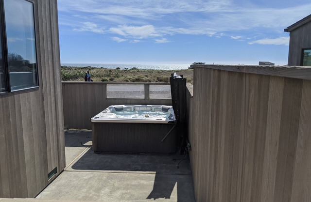 Dog friendly Sea Ranch getaway nestled in-between the ocean and golf course