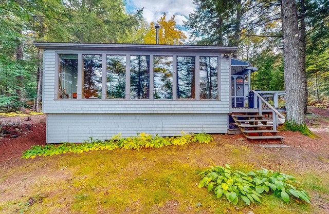 Dog-friendy lakefront cottage w/gas fireplace, firepit, dock, grill, & 3 kayaks