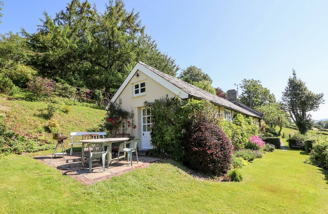 DOLGENAU HIR - THE BARN, pet friendly, with open fire in Trefeglwys