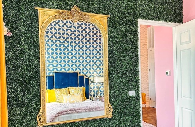 Dolly's Art Deco: Luxe Stay Near Broadway