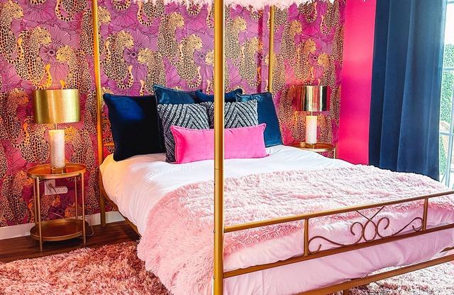 Dolly's Yacht Club: Cozy Retreat Near Broadway