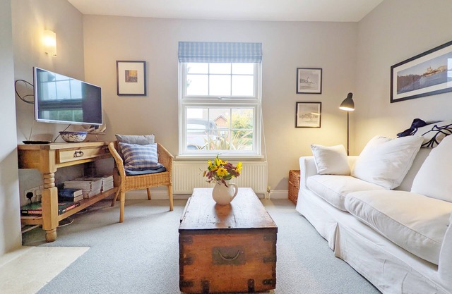 Dolphin Cottage - a cosy cottage that sleeps 4 guests in 2 bedrooms