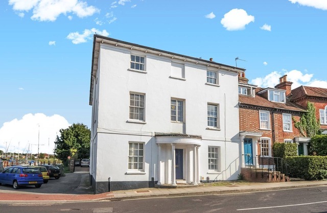 Dolphin House, Emsworth - a flat that sleeps 2 guests in 1 bedroom