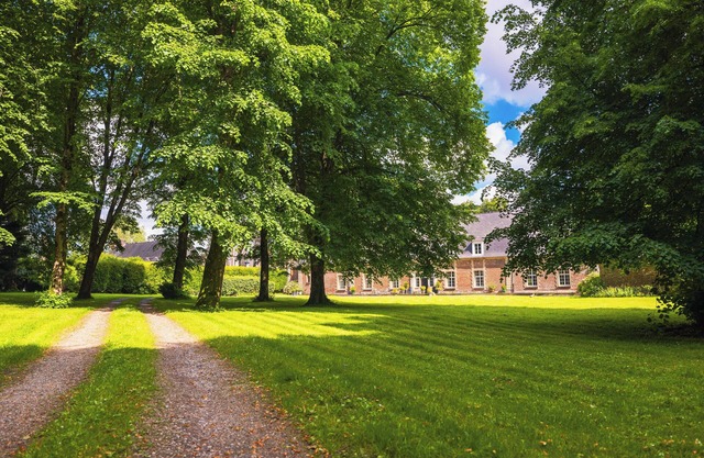Domaine des Chanoines Blancs, swimming pool, bowling green, pottery workshop