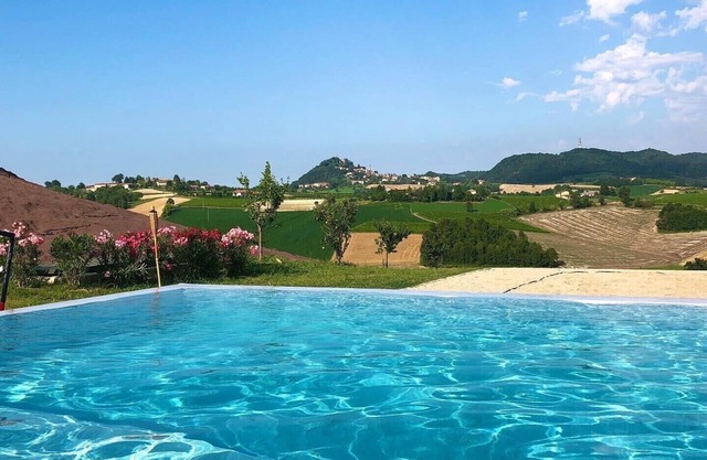 Domaine Isaure - House and Bed and Breakfast in Sorina