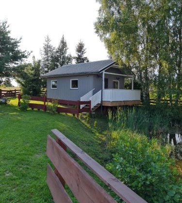 Domek nad stawem